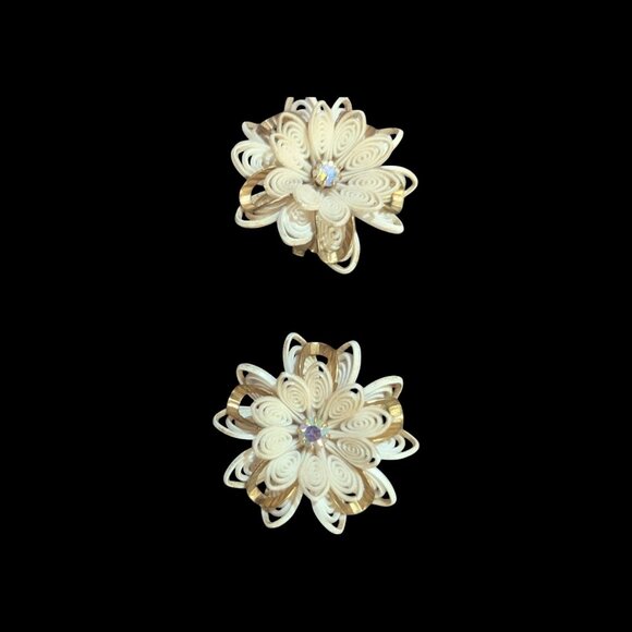 1950s Large Plastic Rhinestone Flower Clip-On Earrings Gold & Cream Vintage Char - Picture 1 of 6
